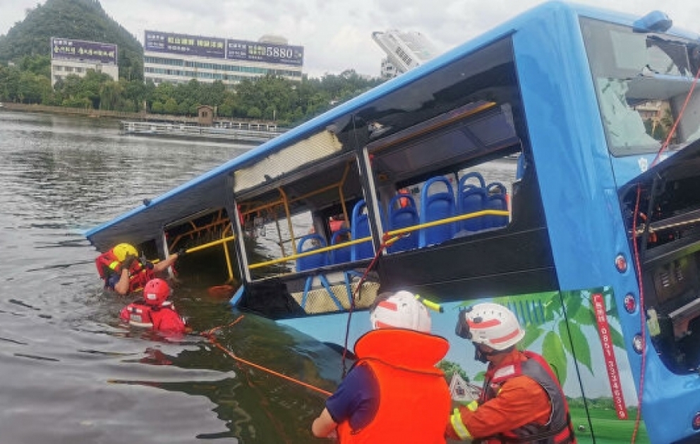 Chine: Un bus plonge dans un lac, au moins 21 morts