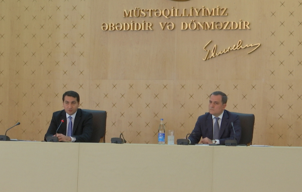 Nazir Ceyhun Bayramov Xarici İşlər Nazirliyinin kollektivinə təqdim olunub