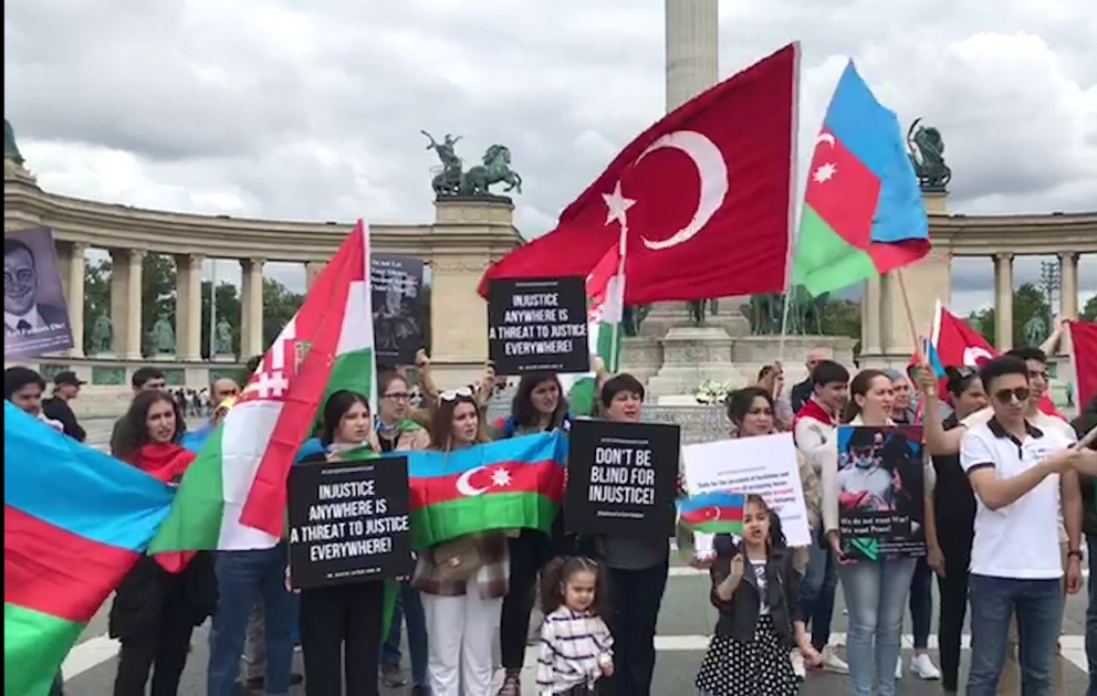 Budapeştdə erməni təcavüzünə qarşı kütləvi mitinq keçirilib