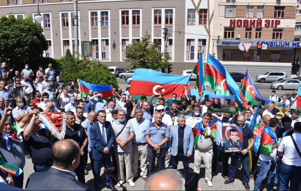 В Киеве прошел многолюдный митинг в знак протеста против провокации армян и поддержки азербайджанской армии
