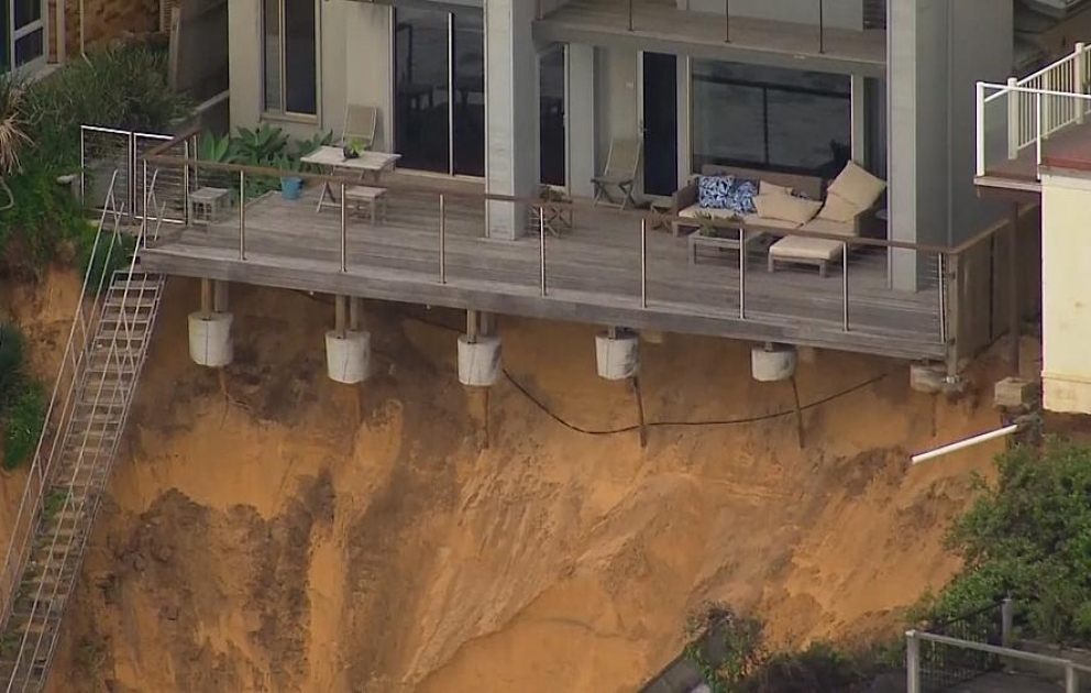 Beach erosion in Australia leaves residents on edge