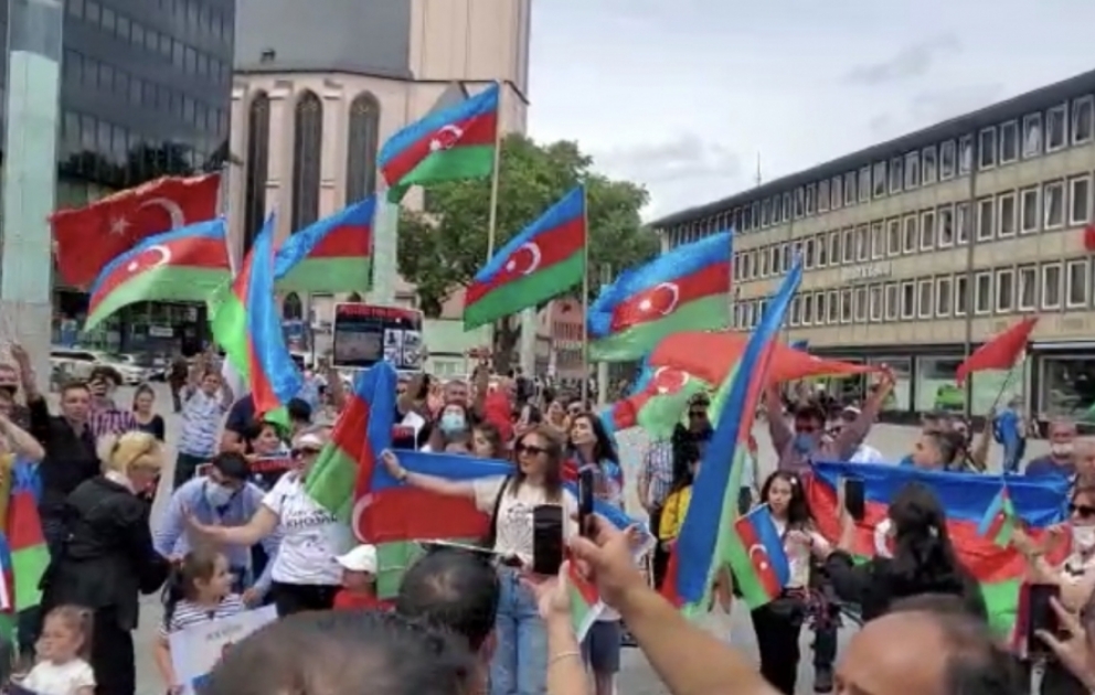 Kölndə yaşayan azərbaycanlılar da ordumuza dəstək verib