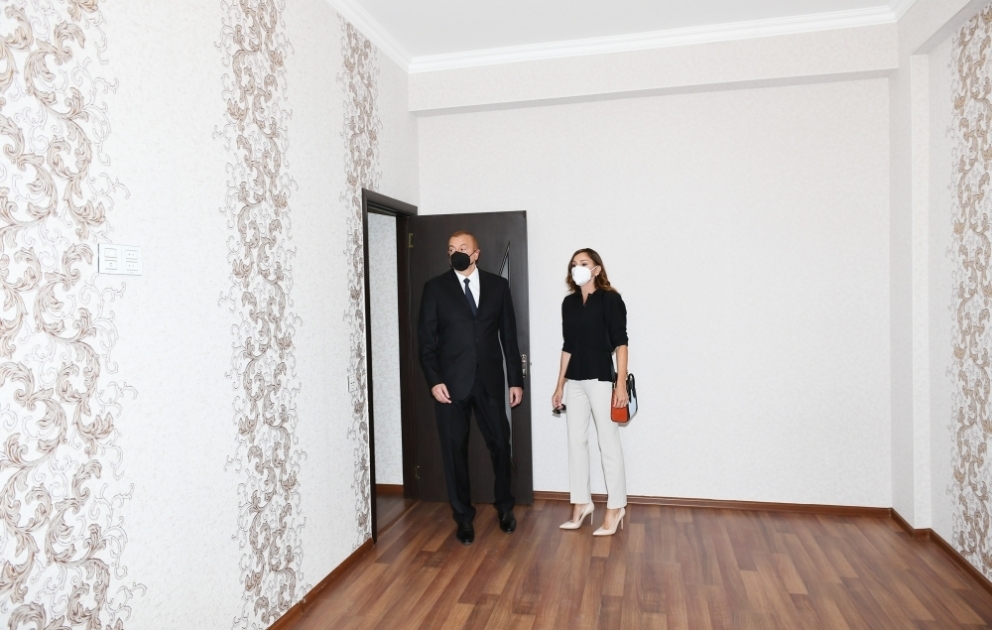 Cérémonie d’attribution des appartements et des automobiles aux familles des martyrs et aux mutilés de guerre à Bakou 
Le président Ilham Aliyev et la première dame Mehriban Aliyeva participent à la cérémonie