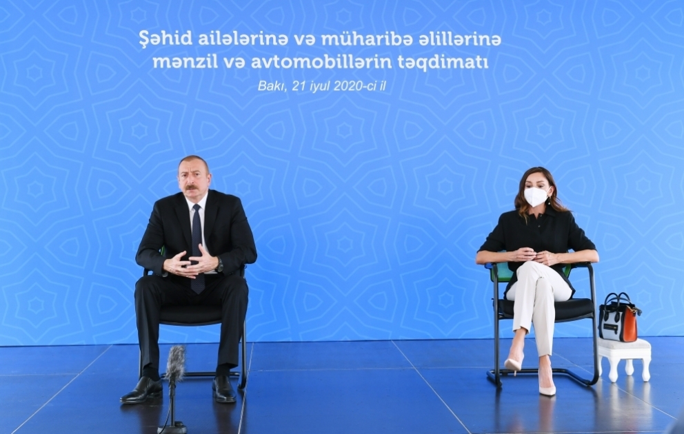 Bakıda şəhid ailələrinə, müharibə əlillərinə mənzillərin və avtomobillərin təqdim olunması mərasimi keçirilib 
Prezident İlham Əliyev və birinci xanım Mehriban Əliyeva təqdimat mərasimində iştirak ediblər