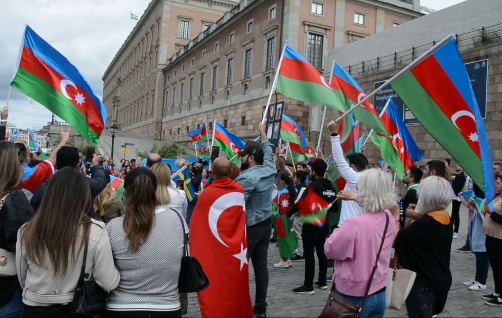 Azərbaycan diasporu Ermənistanın son təxribatlarına qarşı İsveç parlamentinin önündə etiraz aksiyası keçirib