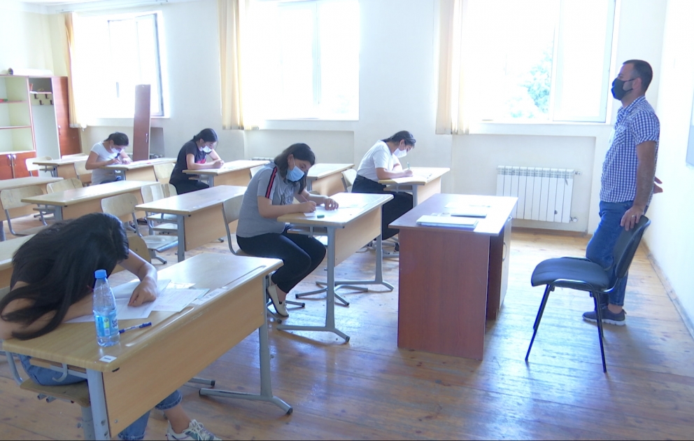 Bu gün 16 mindən çox şagird üçün buraxılış imtahanı keçirilib