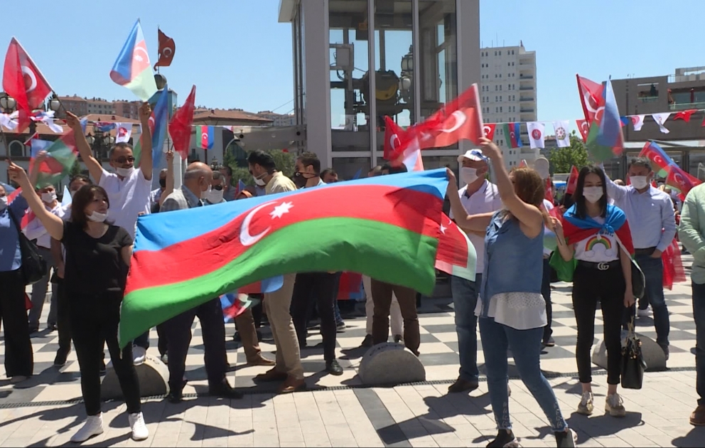 Ankarada keçirilən Azərbaycana dəstək mitinqində Ermənistanın işğalçılıq siyasətinə son qoyması qətiyyətlə tələb edilib