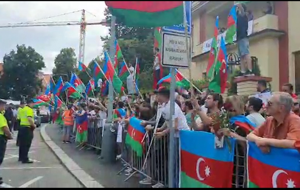 Praqadakı Azərbaycan icması erməni nümayişçiləri ölkəmizin səfirliyinin binası yanında “qarşılayıb”