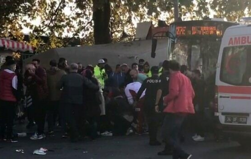 İstanbulun Kadıköy rayonunda sərnişin avtobusu qəza törədib