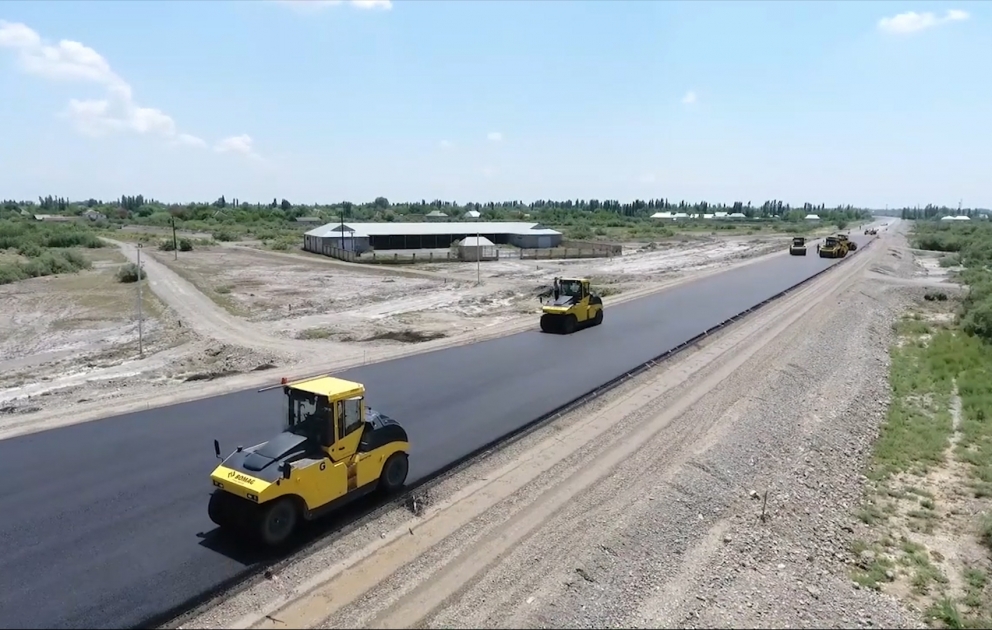 Ucar-Zərdab-Ağcabədi avtomobil yolunun tikintisi sürətlə davam etdirilir