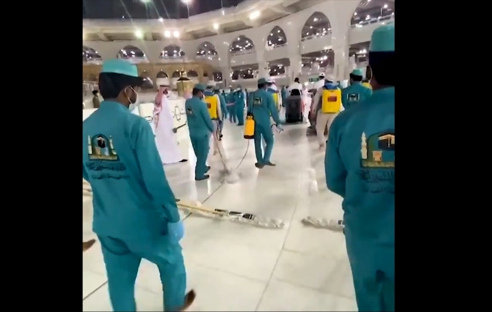 Müqəddəs Kəbə dezinfeksiya edilir