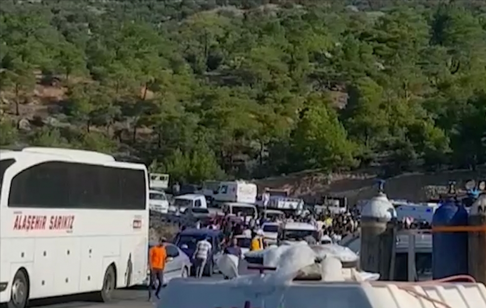 Türkiyənin Mersin şəhərində hərbçiləri daşıyan avtobus aşıb