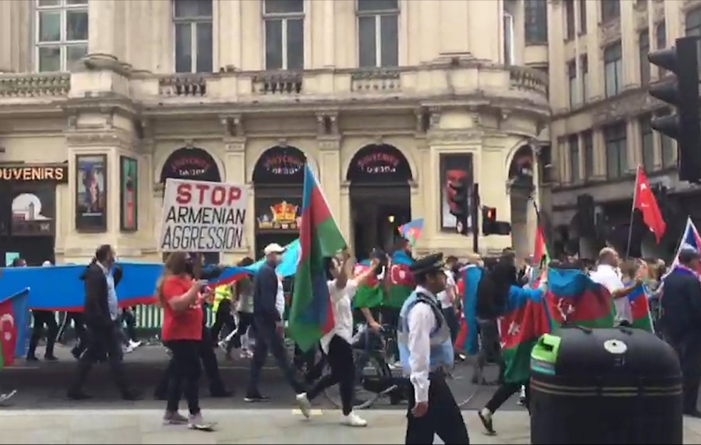 Ermənistanın Azərbaycana qarşı son təxribatları ilə əlaqədar Londonda dinc aksiya və yürüş keçirilib