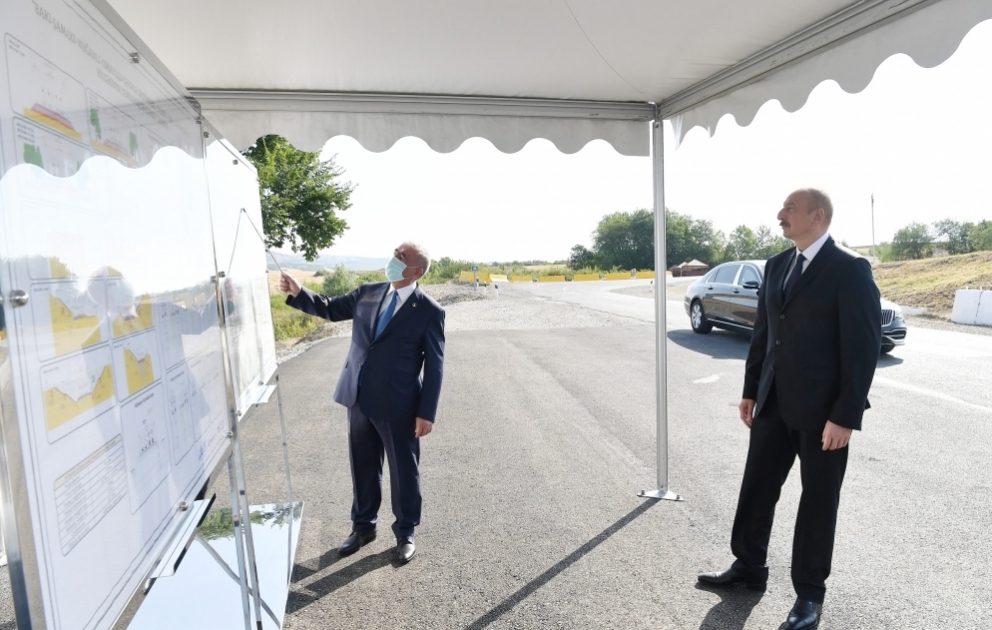 Präsident Ilham Aliyev macht sich mit Projekt für Rekonstruktion eines Teils der Autobahn Baku-Schamachi-Muganli-Ismayilli-Gabala vertraut