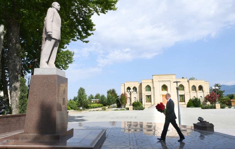 Le président de la République se recueille devant le monument du leader national Heydar Aliyev à Ismayilli