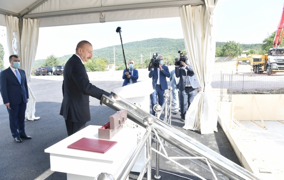 Präsident Ilham Aliyev nimmt an der Grundsteinlegung eines kreativen Ausstellungs- und Verkaufszentrums in Ismayilli teil