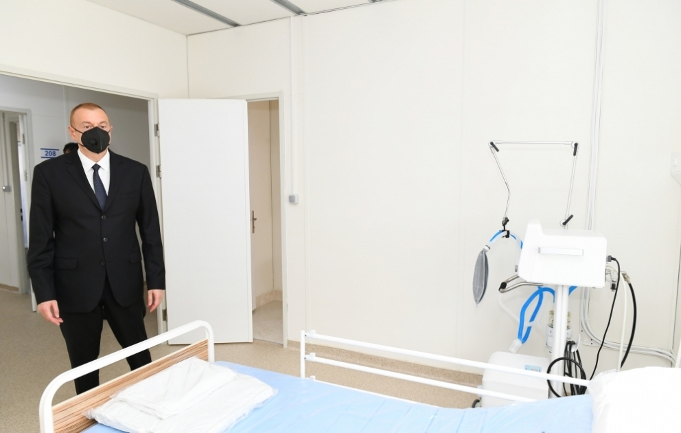 Le président Ilham Aliyev visite un hôpital modulaire à Chéki
