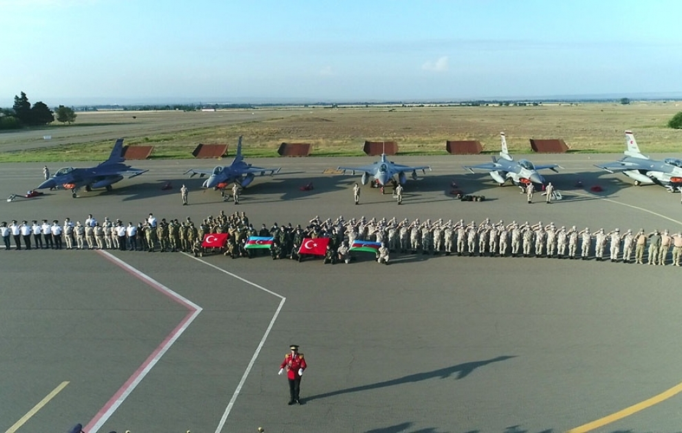 “TurAz Qartalı-2020” təlimlərində iştirak edəcək F-16 təyyarələri Azərbaycana gəlib