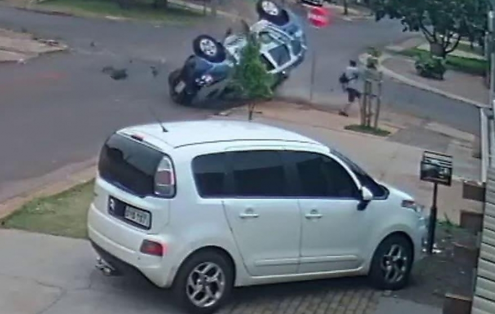 Полицейский автомобиль перевернулся и чудом не задел пешехода в Бразилии