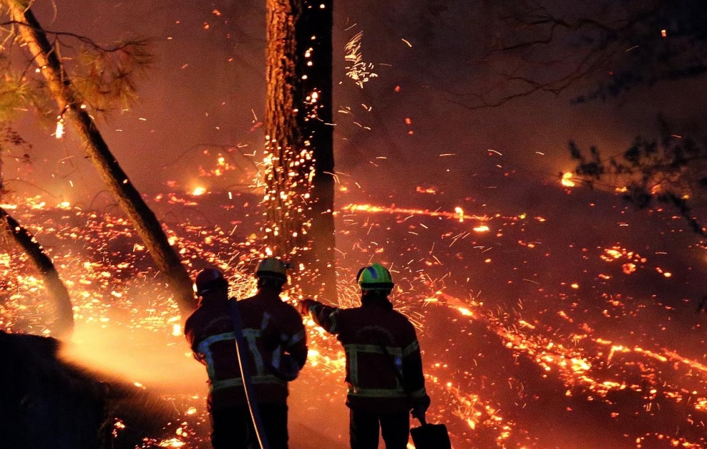 Flammen verschlingen die "Blaue Küste"