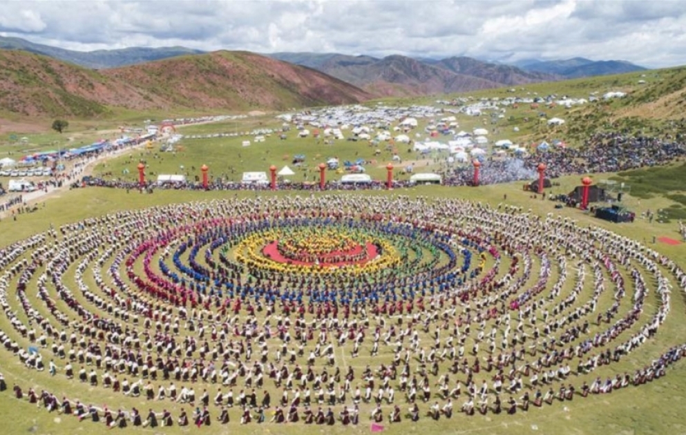 Tibetdə simli musiqi alətləri ilə rəqs şousunda rekord qeydə alınıb