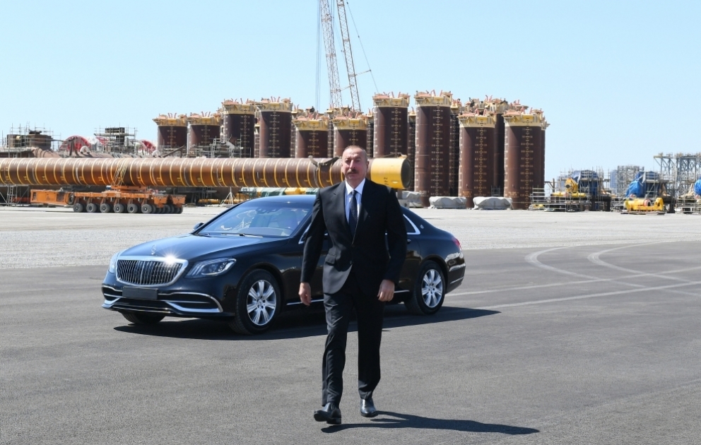 Le président Ilham Aliyev participe à la cérémonie d’envoi à la mer du bloc de support du champ « Karabagh »