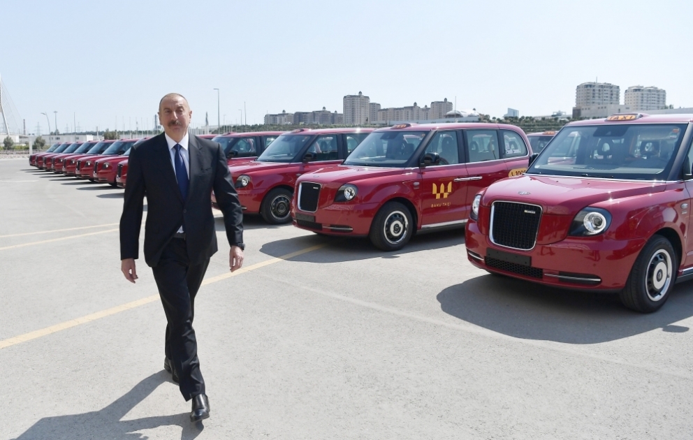Президент Ильхам Алиев ознакомился с доставленными в Баку новыми «Лондонскими такси» модели ТХ