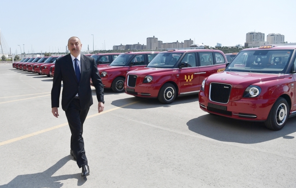 Präsident Ilham Aliyev besichtigt in Baku neu gebrachte Londoner Taxis