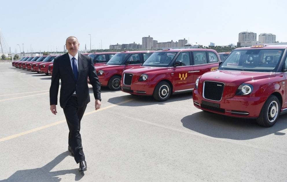 Le président Ilham Aliyev prend connaissance des nouveaux taxis londoniens importés à Bakou