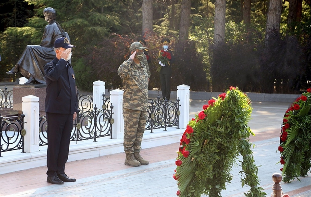 Azərbaycan və Türkiyə Müdafiə Nazirliklərinin rəhbərliyi Fəxri xiyabanı və Şəhidlər xiyabanını ziyarət ediblər