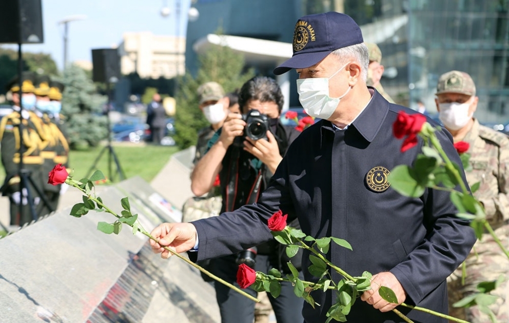 Heads of the Defense Ministries of Azerbaijan and Turkey visited the Alley of Honor and the Alley of Shehids