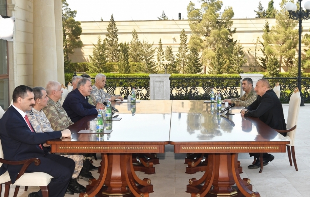 Präsident Ilham Aliyev empfängt türkische Delegation um Verteidigungsminister