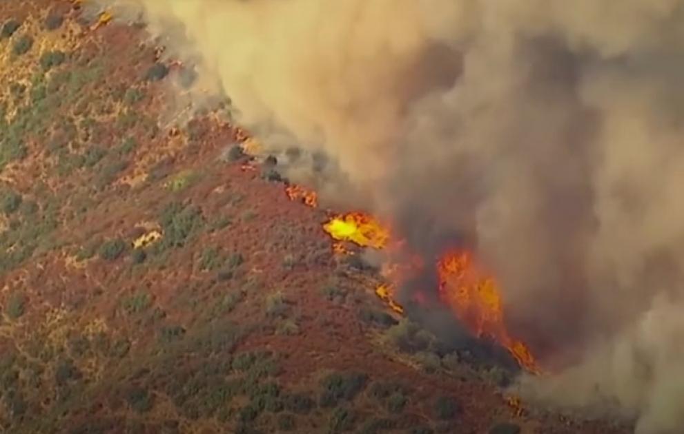 Crews try to tame California wildfire as heat wave arrives