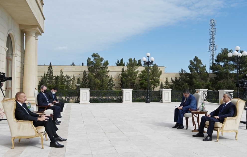 Prezident İlham Əliyev Özbəkistanın Azərbaycanda yeni təyin olunmuş səfirinin etimadnaməsini qəbul edib
