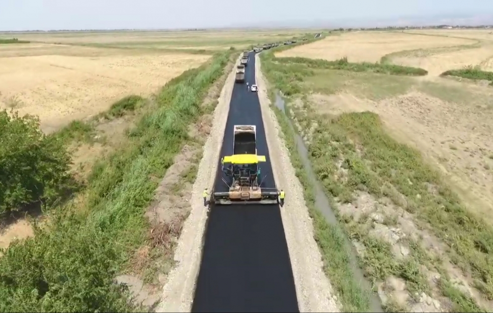 Ağsuda 9 yaşayış məntəqəsinin yollarının yenidən qurulması yekunlaşır