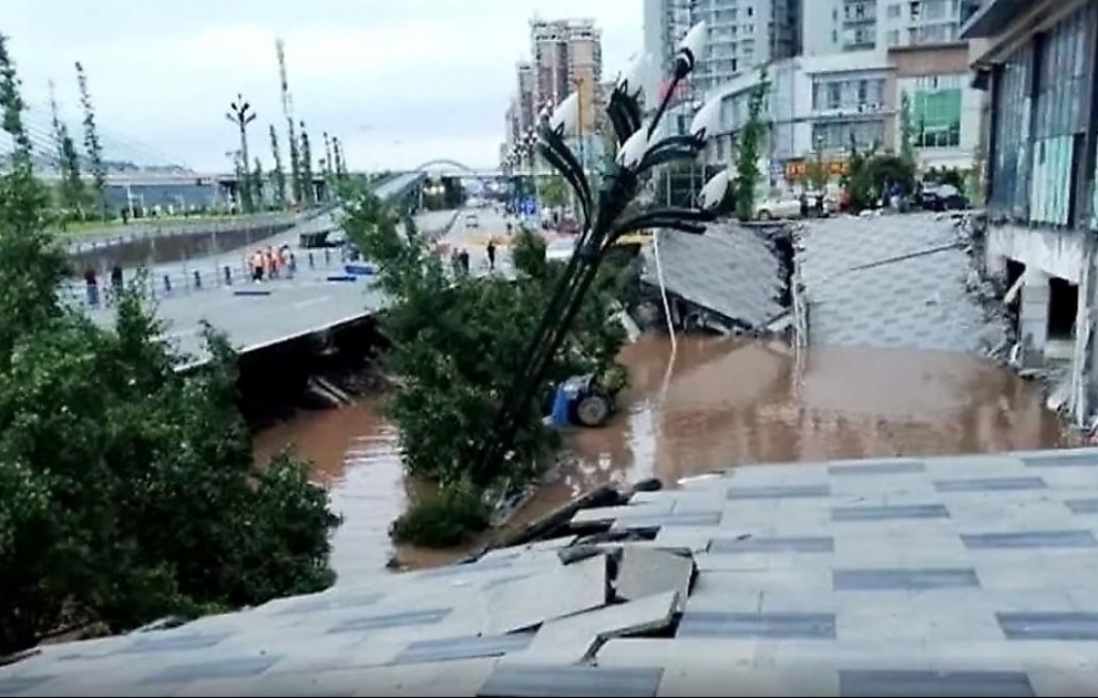 Десятки автомобилей погрузились в подземную воронку в Китае
