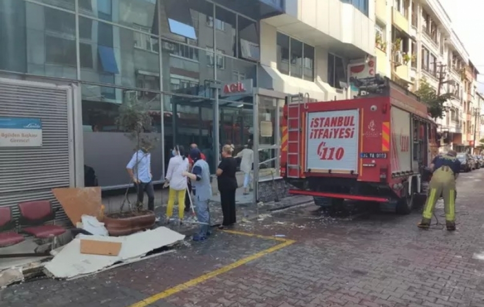 İstanbulda xəstəxananın damı çöküb