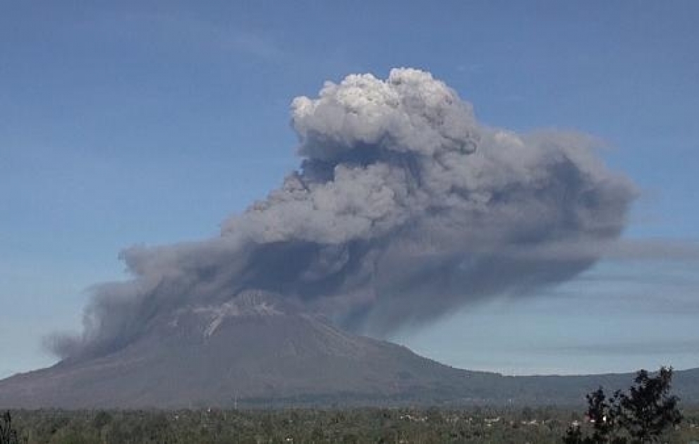 Vulkanausbruch in Indonesien: Der Sinabung spuckt Asche