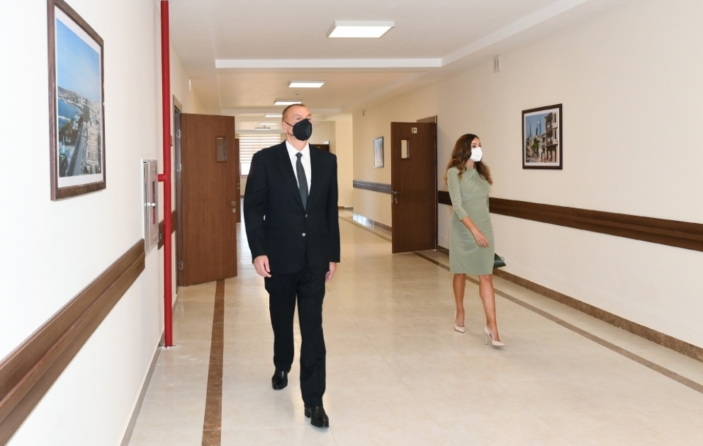 Bakının Qala qəsəbəsində 216 nömrəli tam orta məktəb üçün yeni bina inşa edilib
Prezident İlham Əliyev və birinci xanım Mehriban Əliyeva məktəb binasının açılışında iştirak ediblər