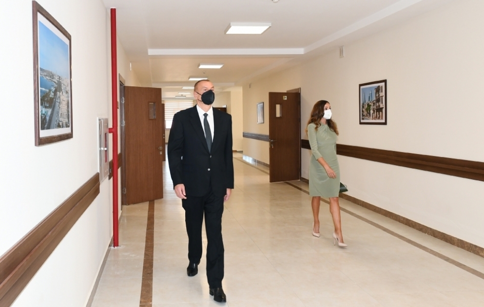 В бакинском поселке Гала построено новое здание для полной средней школы номер 216 
В открытии здания школы приняли участие Президент Ильхам Алиев и первая леди Мехрибан Алиева