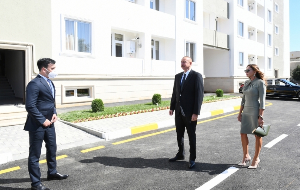 Le président Ilham Aliyev et la première dame Mehriban Aliyeva participent à l’inauguration d’un bâtiment HLM reconstruit à Bouzovna
