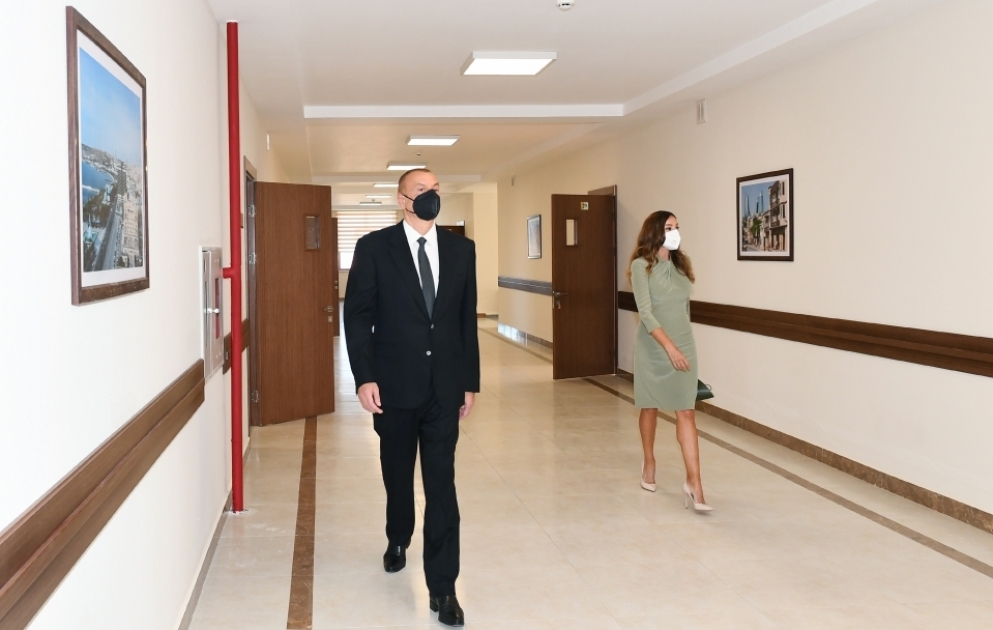 Präsident Ilham Aliyev und First Lady Mehriban Aliyeva weihen neues Lehrgebäude der Mittelschule Nr. 216 ein