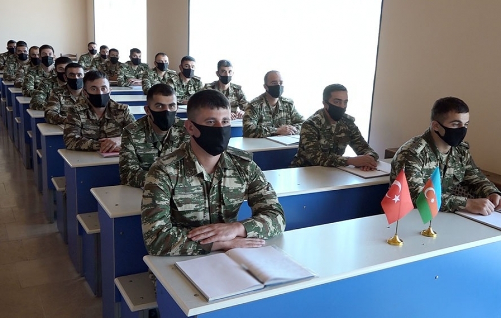 Naxçıvanda keçirilən təlimlərdə iki qardaş ölkənin bölmə komandirləri arasında təcrübə mübadiləsi aparılır