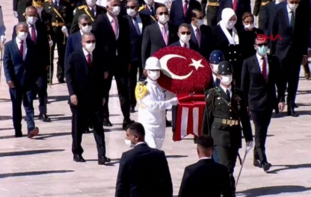 Türkiyənin Zəfər bayramı və Silahlı Qüvvələr Günü münasibətilə Anıtqəbir ziyarət olunub