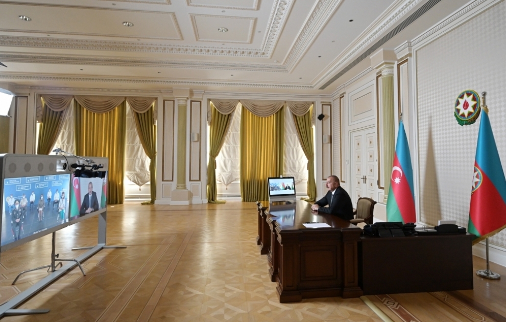 Präsident Ilham Aliyev nimmt an der Eröffnung eines weiteren modularen Krankenhauses im Videoformat teil