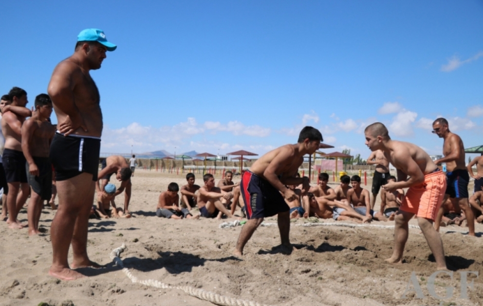 Bakıda çimərlik güləşi üzrə məşqlər davam edir