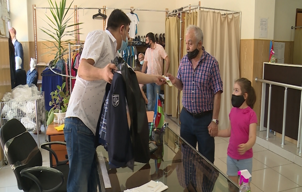Məktəbli formalarının satışına start verilib