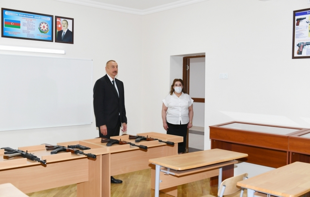 Президент Ильхам Алиев ознакомился с капитальными ремонтными работами в школе номер 251 в Баку, принял участие в открытии нового корпуса этого учебного заведения