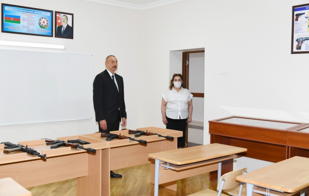 Prezident İlham Əliyev Bakıdakı 251 nömrəli məktəbdə aparılan əsaslı təmir işləri ilə tanış olub, bu təhsil ocağının yeni korpusunun açılışında iştirak edib