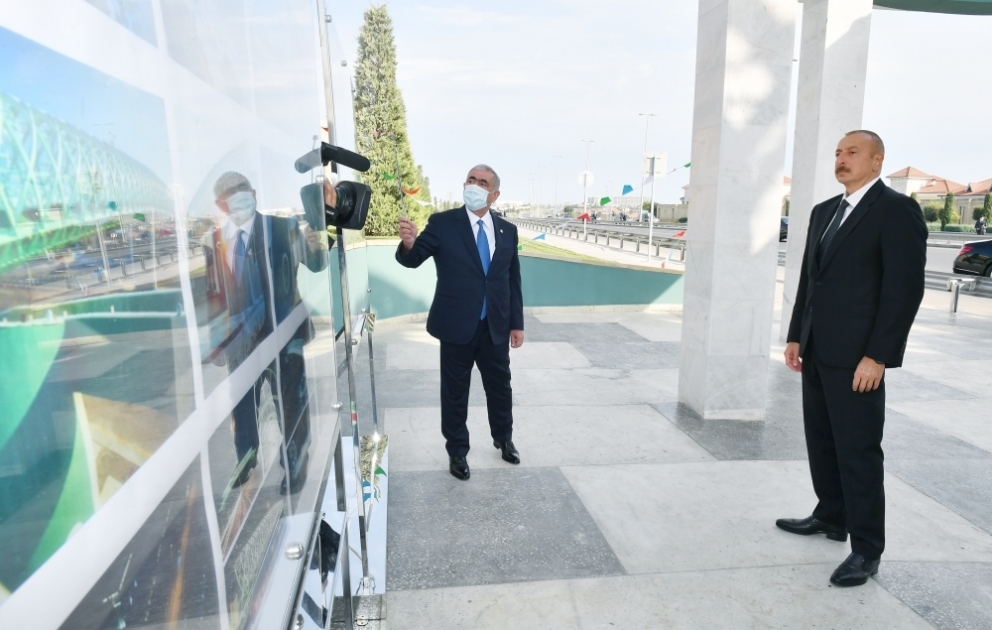 Le président Ilham Aliyev inaugure une passerelle piétonne sur la route Merdékan-Zoughoulba